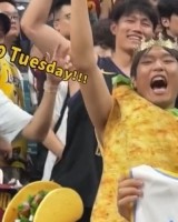 开云登录入口地址-詹姆斯中国行成都站花絮：有球迷打扮成Taco 有球迷现场求婚成功