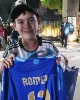 暖心！罗梅罗将签名球衣赠送给哭着接受采访的小球迷